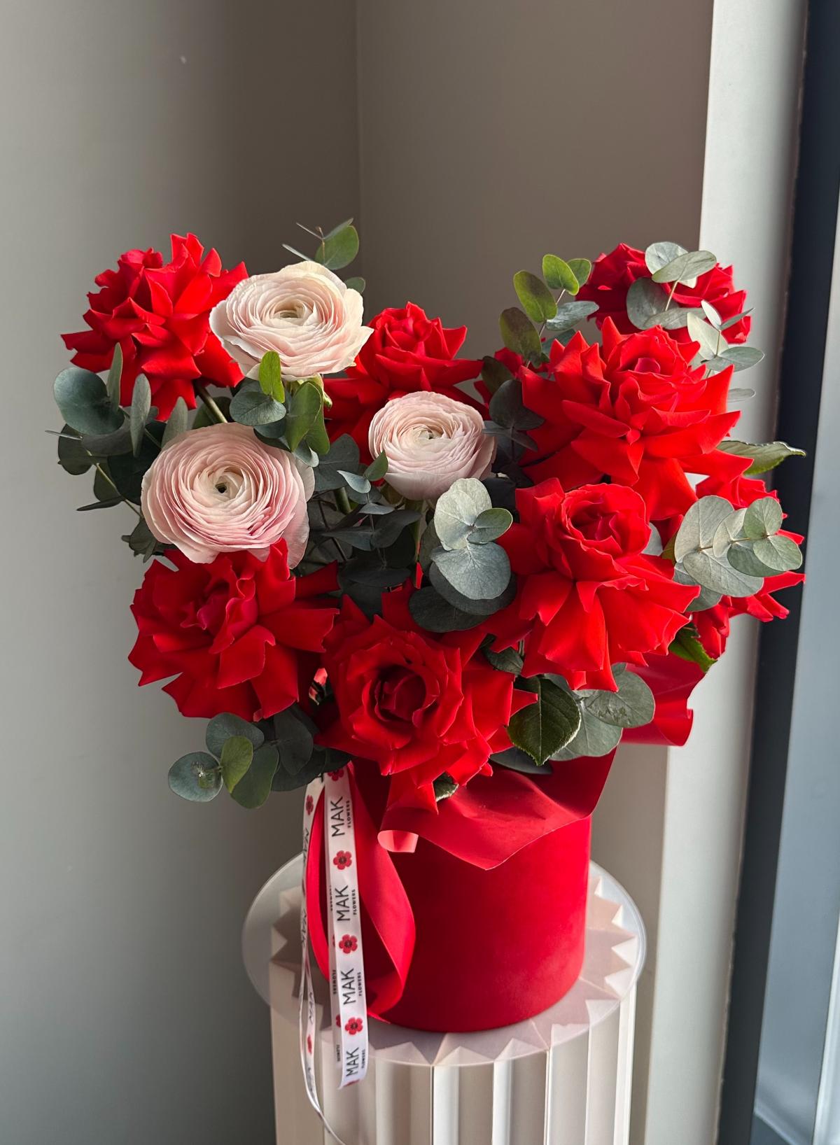 Коробка #327 Розы «Нина», ранункулюс